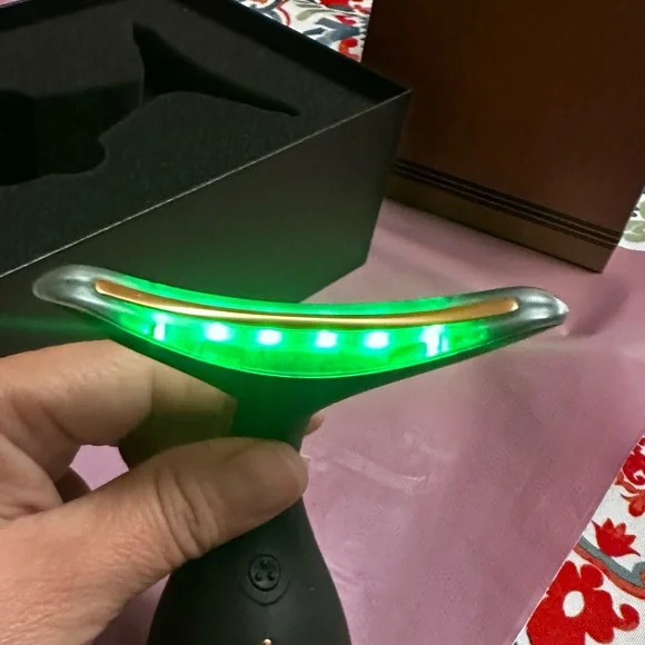 Glo24K Skin Rejuvenation Beauty Led Device for Face and Neck Black/Gold New